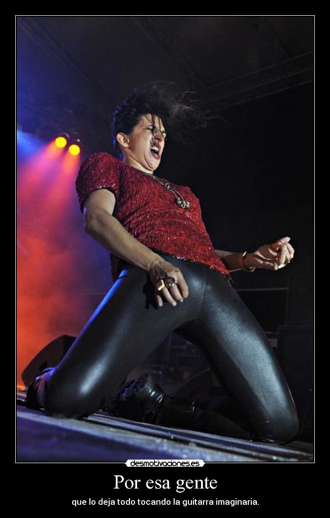 Por esa gente - que lo deja todo tocando la guitarra imaginaria.