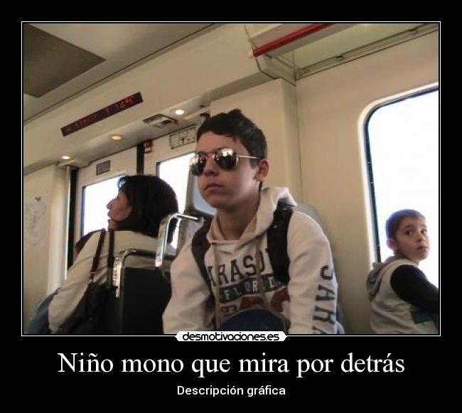 Niño mono que mira por detrás - Descripción gráfica
