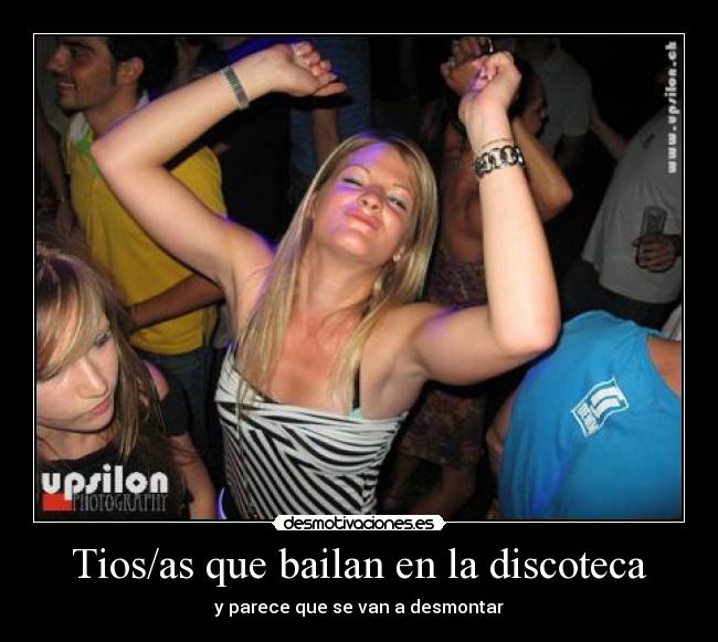 Tios/as que bailan en la discoteca -