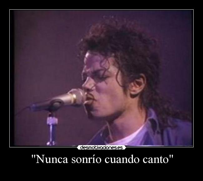 Nunca sonrío cuando canto -