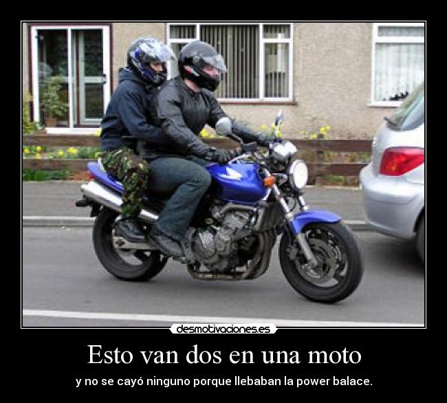 Esto van dos en una moto -