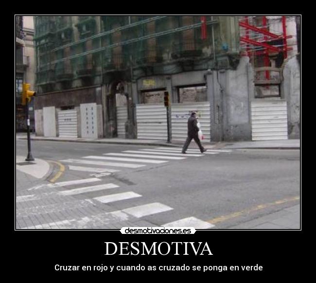 DESMOTIVA - Cruzar en rojo y cuando as cruzado se ponga en verde