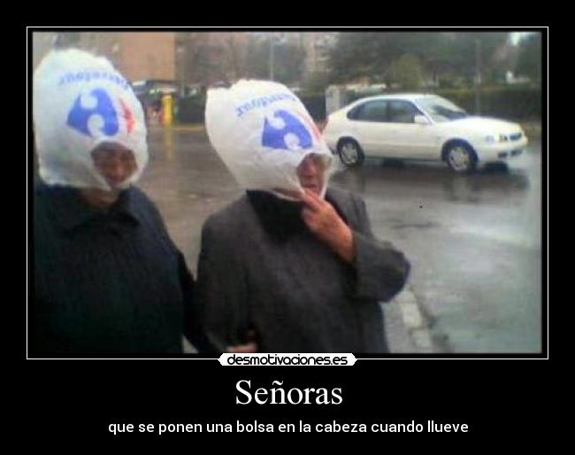Señoras - que se ponen una bolsa en la cabeza cuando llueve