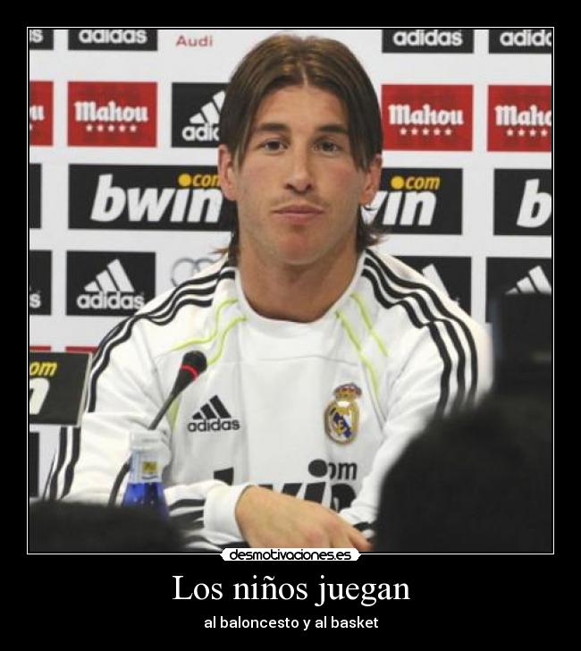 Los niños juegan - al baloncesto y al basket