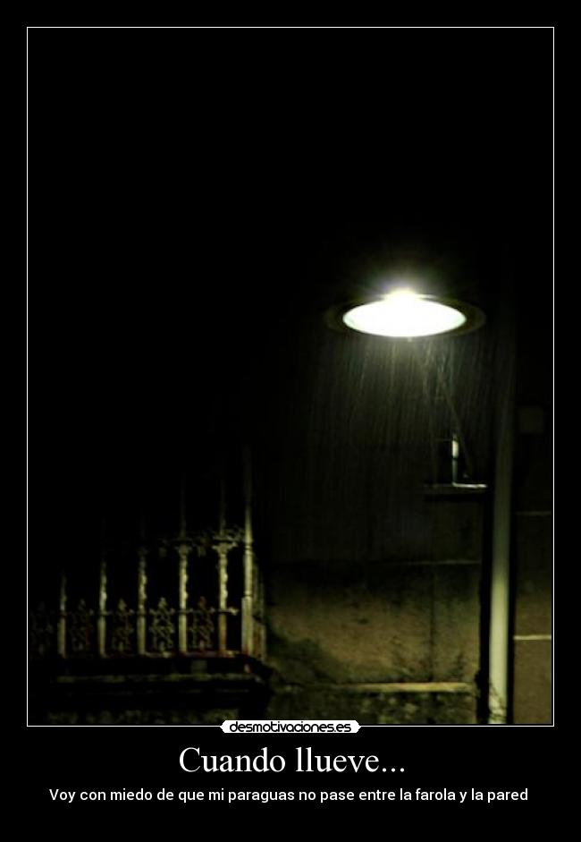 Cuando llueve... - Voy con miedo de que mi paraguas no pase entre la farola y la pared 
