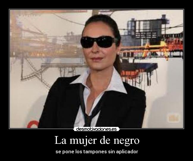 La mujer de negro - se pone los tampones sin aplicador