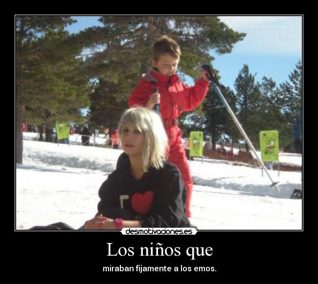 Los niños que - miraban fijamente a los emos.