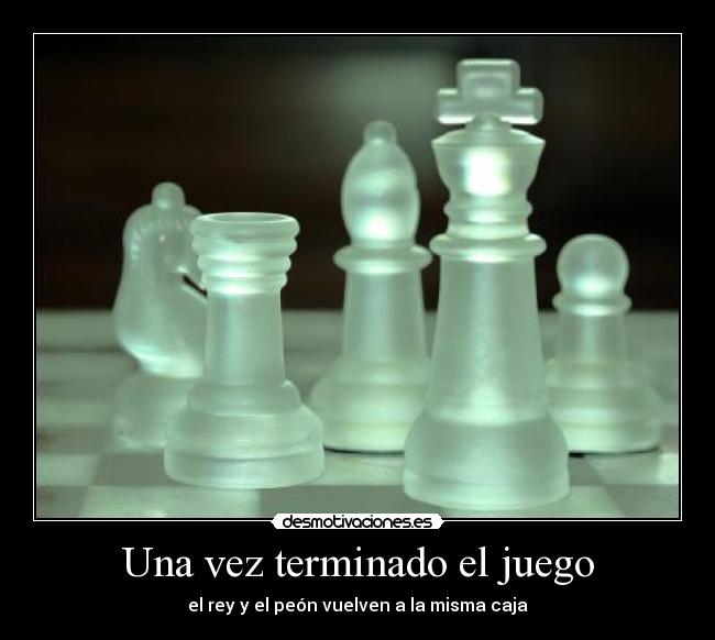 Una vez terminado el juego - el rey y el peón vuelven a la misma caja