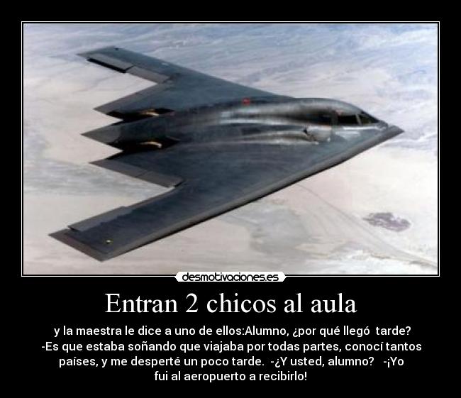 Entran 2 chicos al aula -