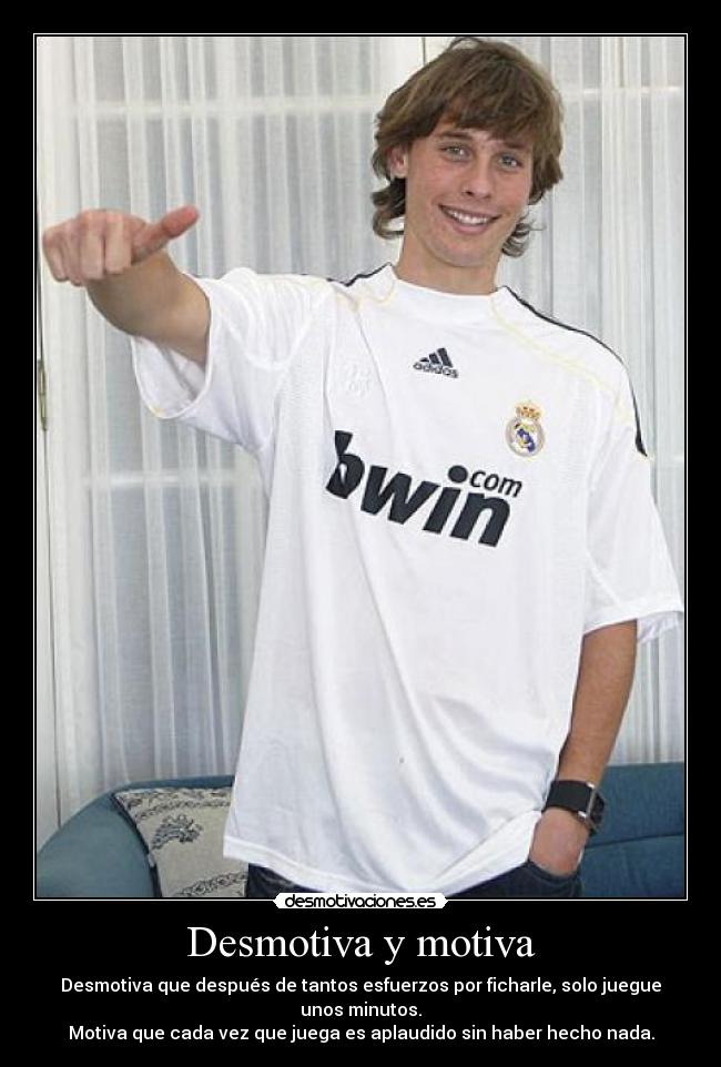 Desmotiva y motiva - Desmotiva que después de tantos esfuerzos por ficharle, solo juegue unos minutos.
Motiva que cada vez que juega es aplaudido sin haber hecho nada.