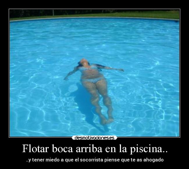 Flotar boca arriba en la piscina.. - 