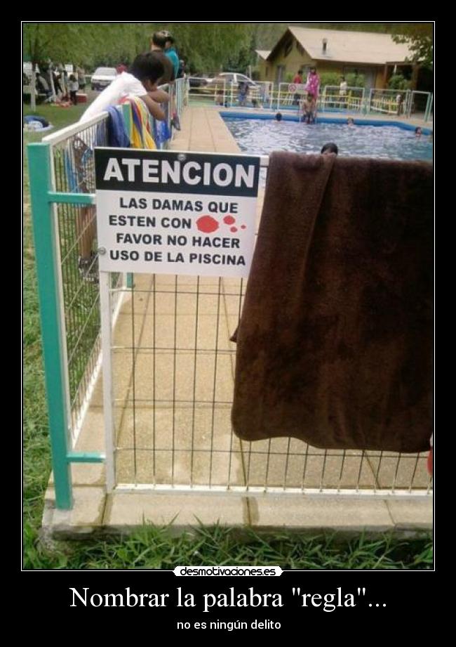 carteles mujeres regla delito risa humor cachondeo piscina locos desmotivaciones