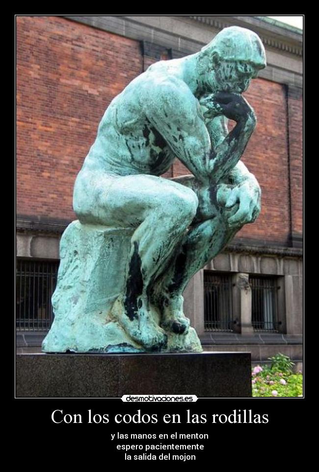 Con los codos en las rodillas -