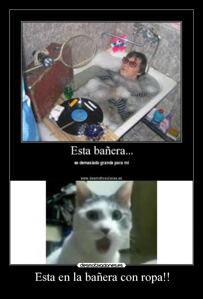 Esta en la bañera con ropa!! -