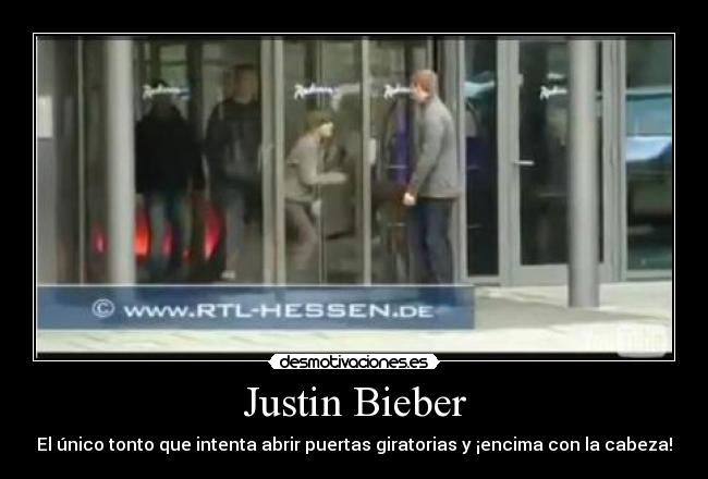 Justin Bieber - El único tonto que intenta abrir puertas giratorias y ¡encima con la cabeza!