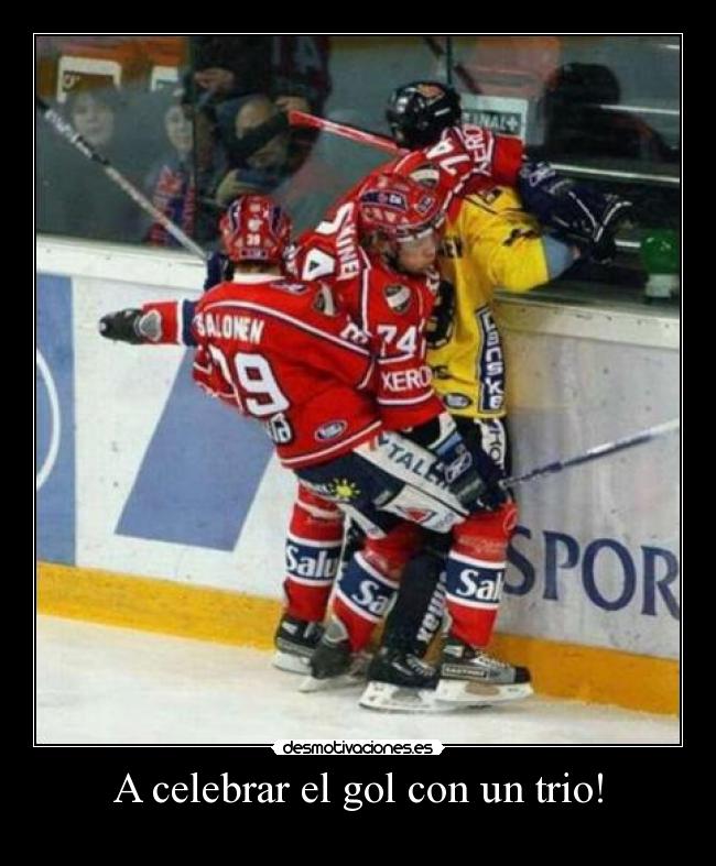 A celebrar el gol con un trio! -