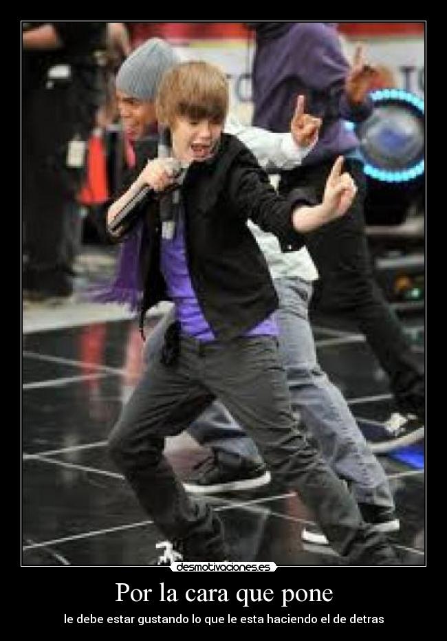 Por la cara que pone - le debe estar gustando lo que le esta haciendo el de detras