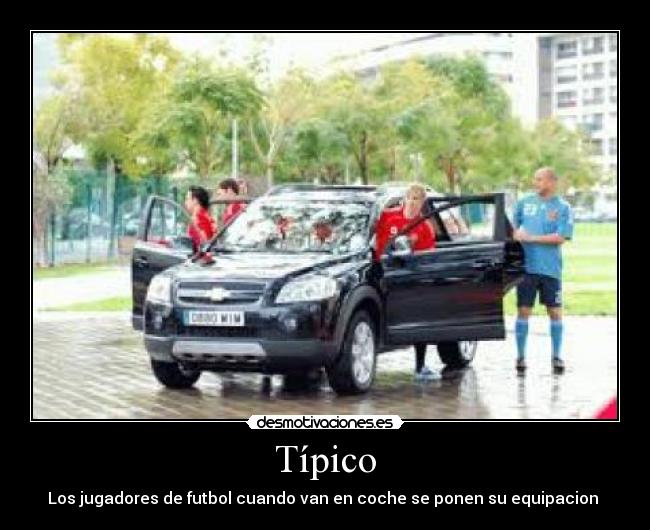 Típico - Los jugadores de futbol cuando van en coche se ponen su equipacion 