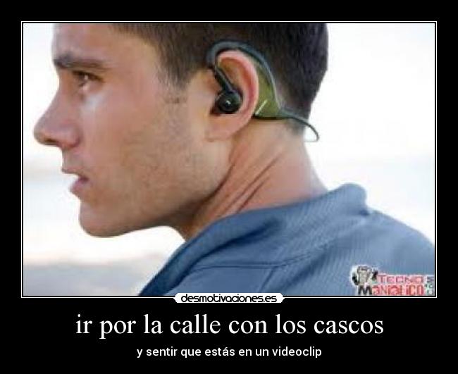 ir por la calle con los cascos -