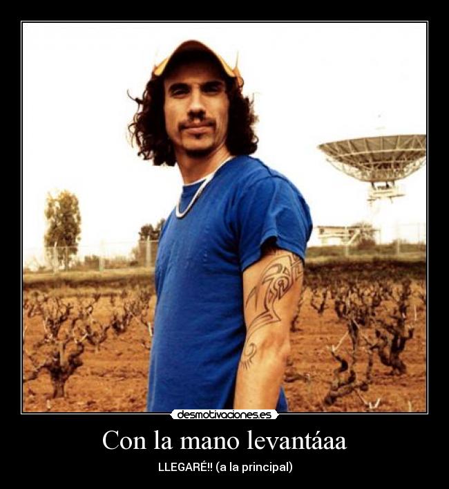 Con la mano levantáaa -