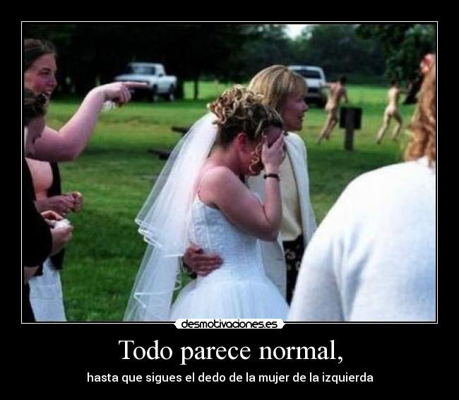 Todo parece normal, - hasta que sigues el dedo de la mujer de la izquierda