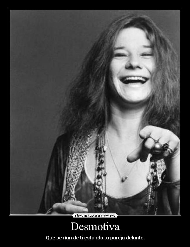 Desmotiva - Que se rían de ti estando tu pareja delante.