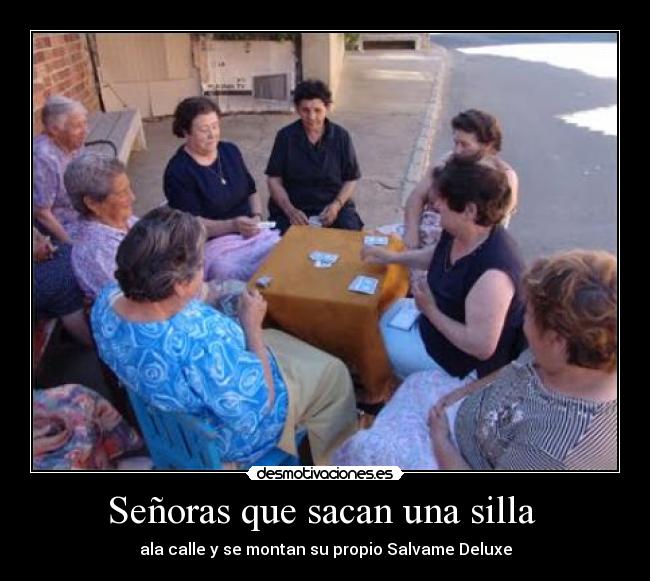 Señoras que sacan una silla  - 