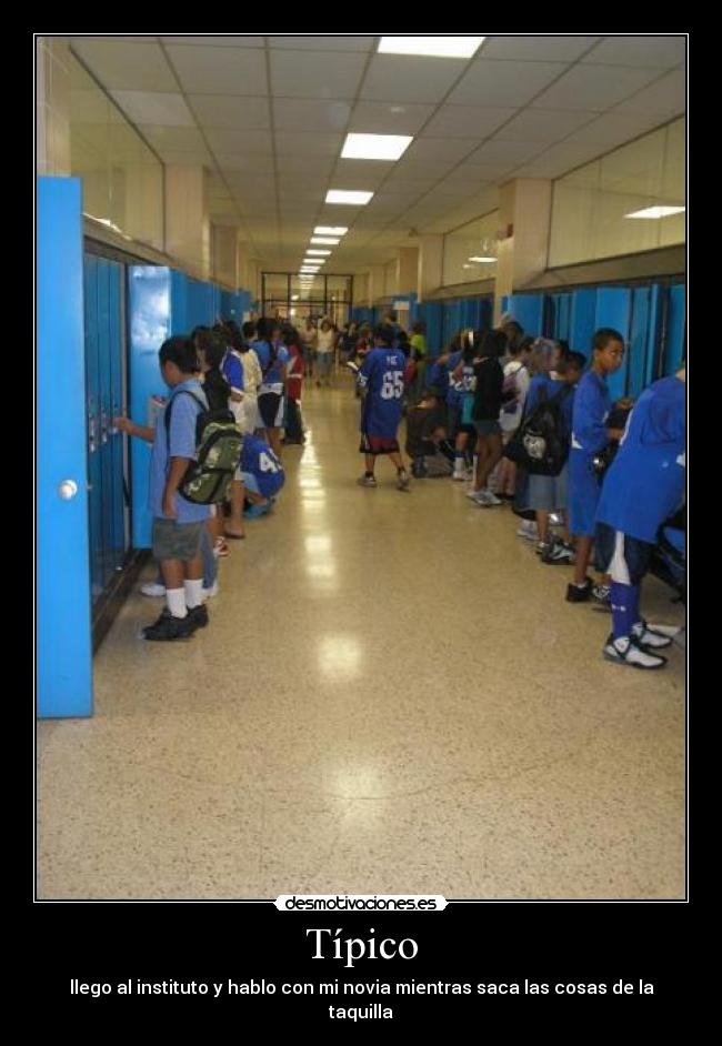 Típico - llego al instituto y hablo con mi novia mientras saca las cosas de la taquilla