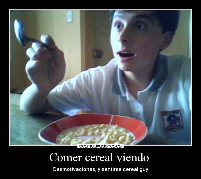 Comer cereal viendo  - 