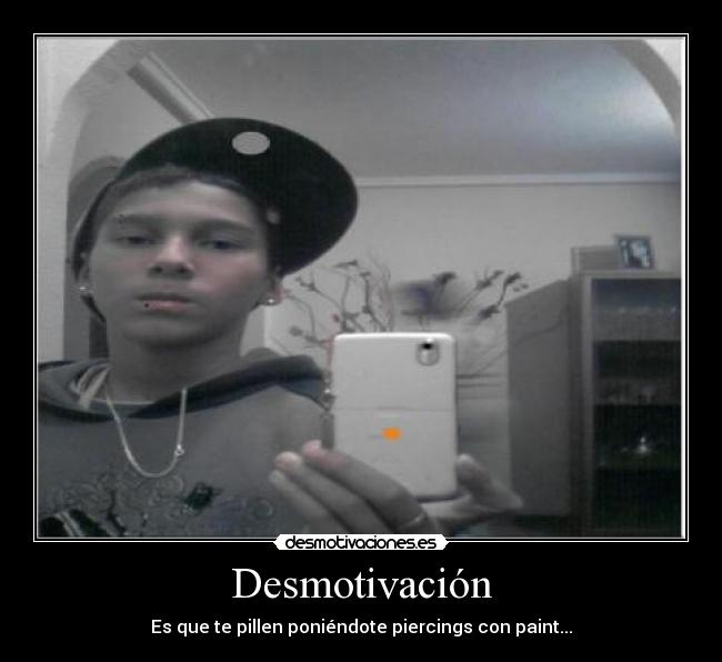 Desmotivación - Es que te pillen poniéndote piercings con paint...