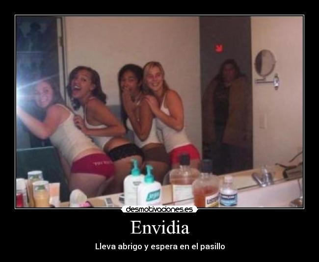 Envidia - Lleva abrigo y espera en el pasillo