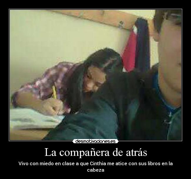 La compañera de atrás -