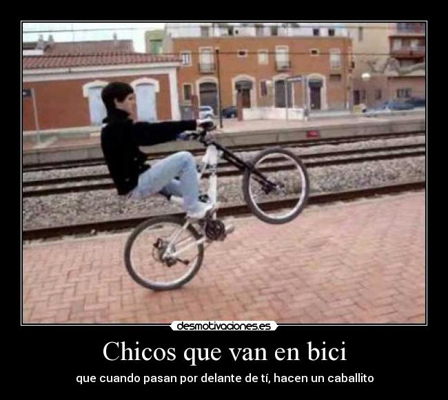 Chicos que van en bici -