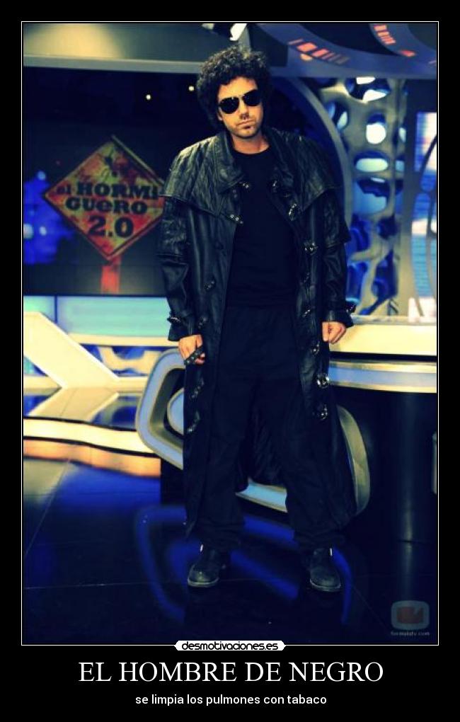 EL HOMBRE DE NEGRO - se limpia los pulmones con tabaco