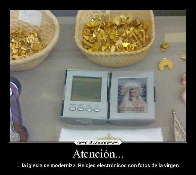 Atención... - ... la iglesia se moderniza. Relojes electrónicos con fotos de la virgen.