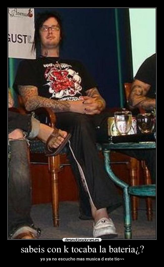 sabeis con k tocaba la bateria¿? - yo ya no escucho mas musica d este tio¬¬