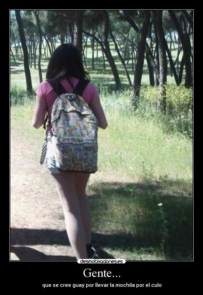 Gente... - que se cree guay por llevar la mochila por el culo