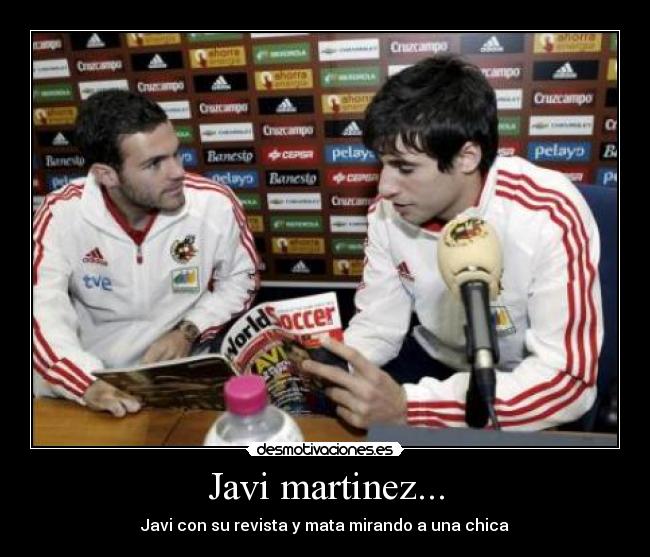 Javi martinez... - Javi con su revista y mata mirando a una chica