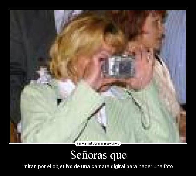 Señoras que - miran por el objetiivo de una cámara digital para hacer una foto