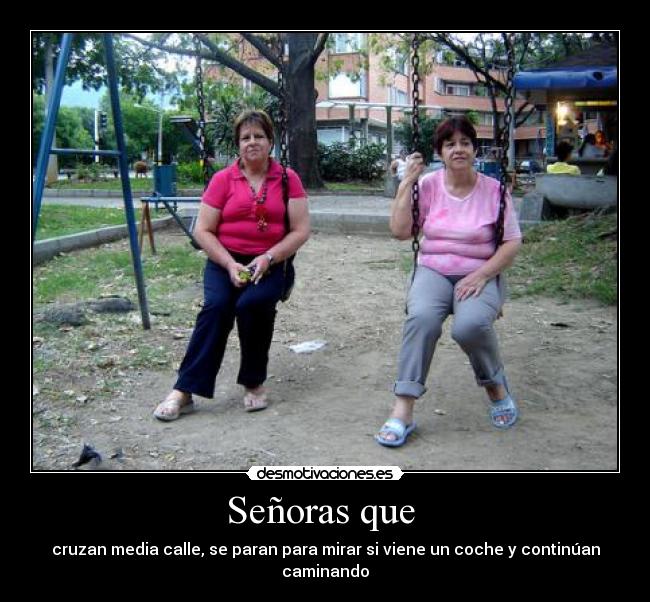 Señoras que - cruzan media calle, se paran para mirar si viene un coche y continúan caminando