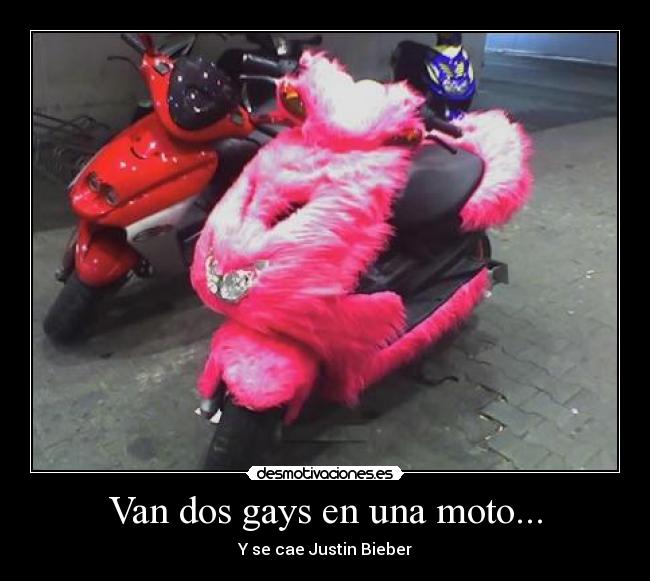 Van dos gays en una moto... -