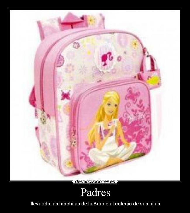 Padres - llevando las mochilas de la Barbie al colegio de sus hijas