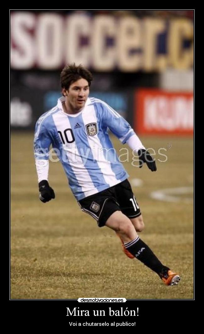Mira un balón! - Voi a chutarselo al publico!