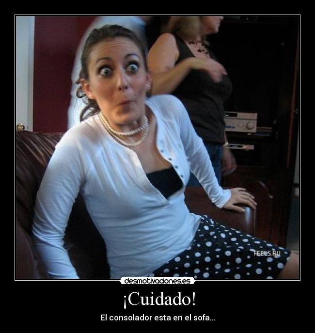 ¡Cuidado! - El consolador esta en el sofa...