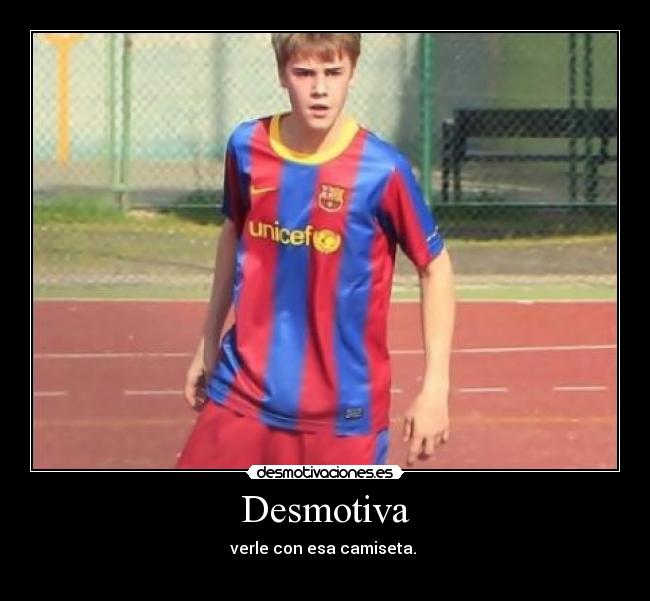 Desmotiva - verle con esa camiseta. 
