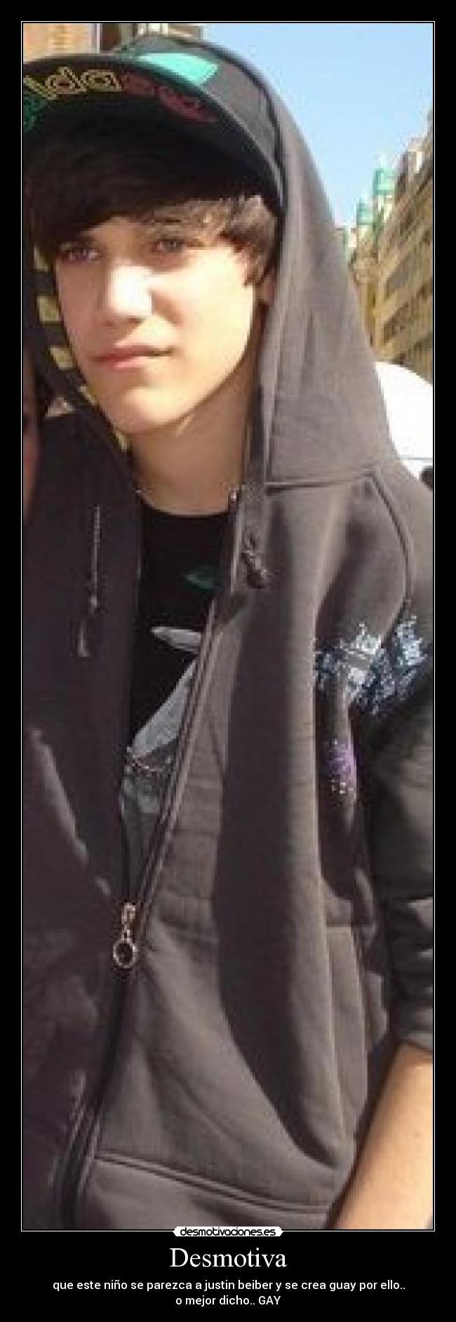 Desmotiva - que este niño se parezca a justin beiber y se crea guay por ello..
o mejor dicho.. GAY