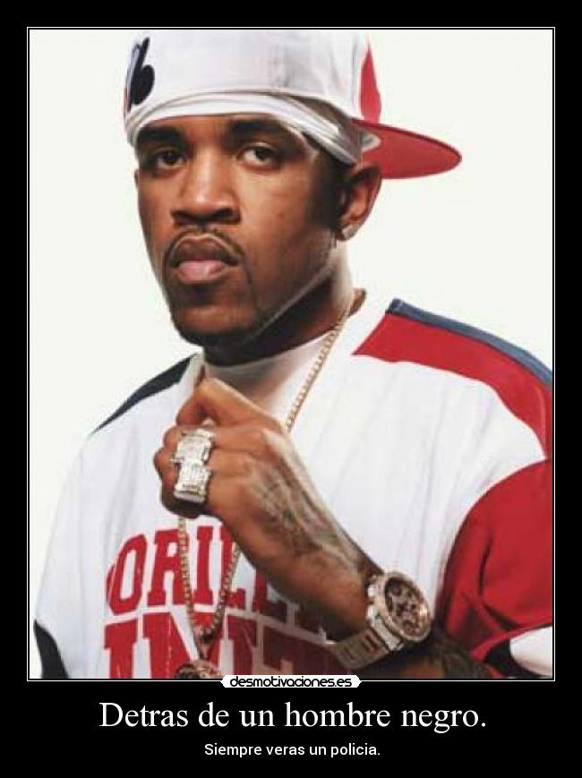 Detras de un hombre negro. - Siempre veras un policia.