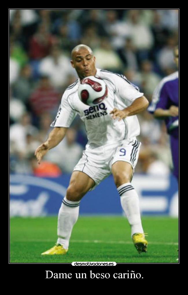 Dame un beso cariño. -