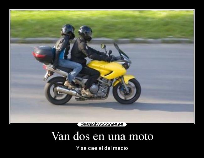Van dos en una moto - Y se cae el del medio
