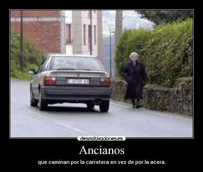 Ancianos - que caminan por la carretera en vez de por la acera.